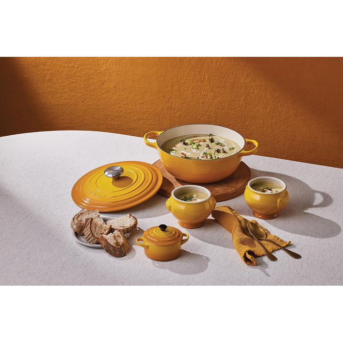 Чавунна каструля Le Creuset Signature La Marmite, 26 см, 4,1 л, колір Nektar (підходить для всіх типів плит, включаючи індукційні)