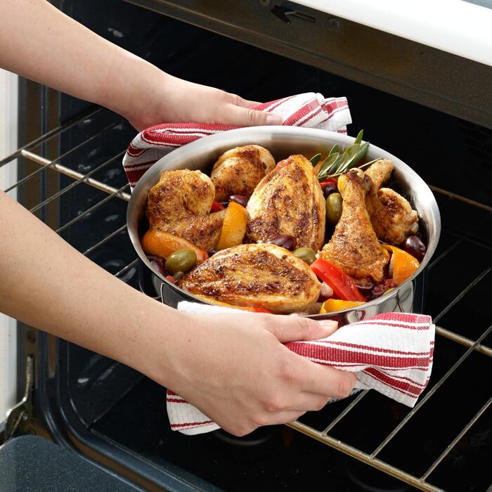 Каструля Tefal Duetto A70542 виготовлена з високоякісної нержавіючої сталі 18/10, з градуйованою кришкою, підходить для всіх типів плит, включаючи індукційні (24 см)