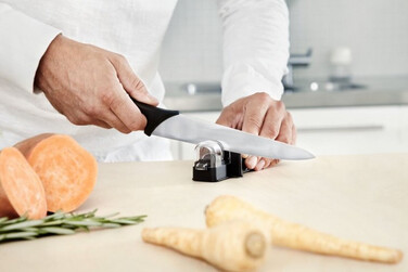 Ніж для шеф-кухаря Fiskars Essential 21 см (1023775)