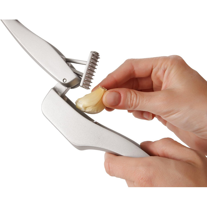 Практичный пресс для крупных зубчиков чеснока, в том числе с кожурой. В комплекте инструмент для чистки Susi 3 Garlic Press Single, 12150 Susi 3