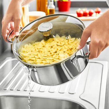 Каструля Tefal Duetto A70542 виготовлена з високоякісної нержавіючої сталі 18/10, з градуйованою кришкою, підходить для всіх типів плит, включаючи індукційні (24 см)