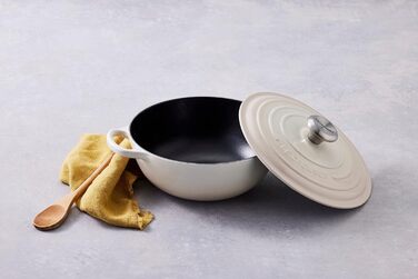 Чавунна каструля Le Creuset Signature La Marmite, 24 см, 4,1 л, колір Meringue (підходить для всіх типів плит, включаючи індукційні)