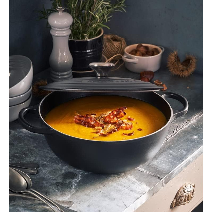 Чавунна каструля Le Creuset Signature, Ø 26 см, для всіх типів плит та індукції, об'єм 4,1 л, 4,255 кг (матовий чорний)