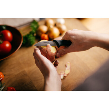 Нож для овощей Fiskars Essential 7 см (1065580)