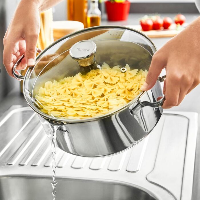 Каструля Tefal Duetto A70542 виготовлена з високоякісної нержавіючої сталі 18/10, з градуйованою кришкою, підходить для всіх типів плит, включаючи індукційні (24 см)