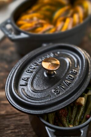 Чавунна жаровня/кокотниця STAUB, овальна 6,7 л, (17 см, чорна)