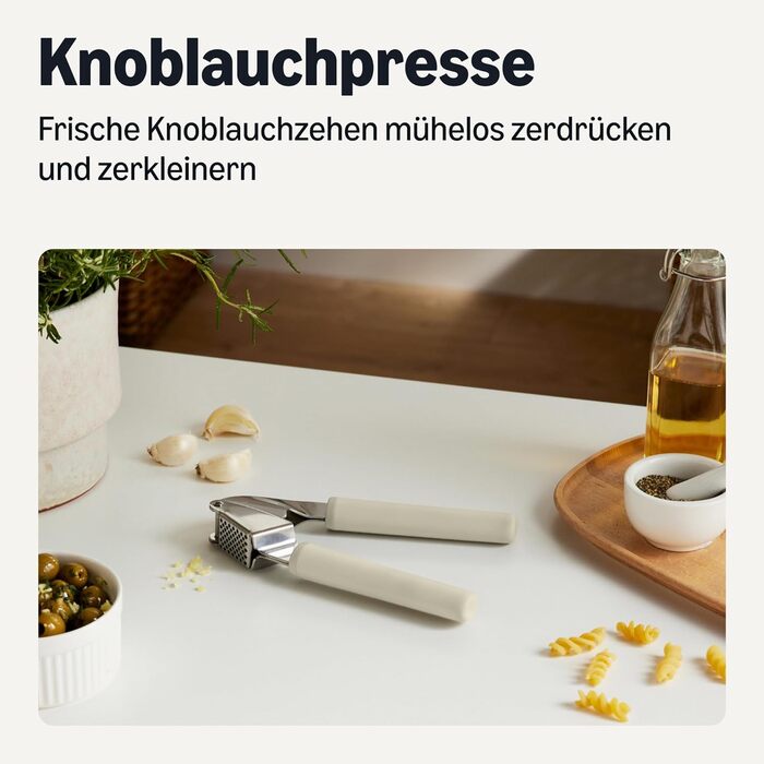 Пресс для чеснока с мягкой ручкой Amazon Basics