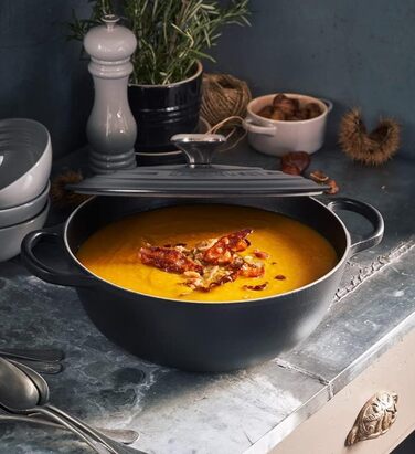 Чавунна каструля Le Creuset Signature, Ø 26 см, для всіх типів плит та індукції, об'єм 4,1 л, 4,255 кг (матовий чорний)
