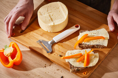 Нож-слайсер Fiskars Functional Form для мягкого сыра (1016128)
