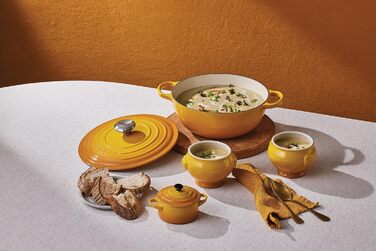 Чавунна каструля Le Creuset Signature La Marmite, 26 см, 4,1 л, колір Nektar (підходить для всіх типів плит, включаючи індукційні)
