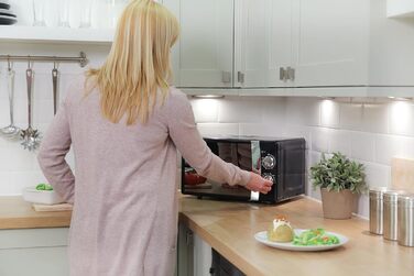 Мікрохвильова піч 17 л, 700 Вт, чорний RHMM701B Russell Hobbs