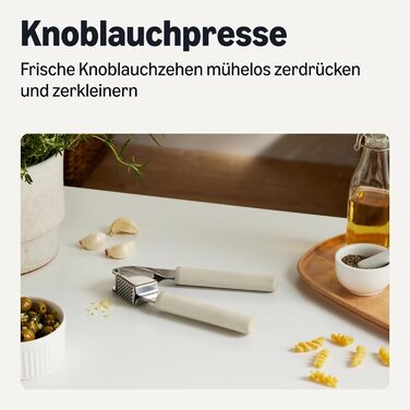 Пресс для чеснока с мягкой ручкой Amazon Basics